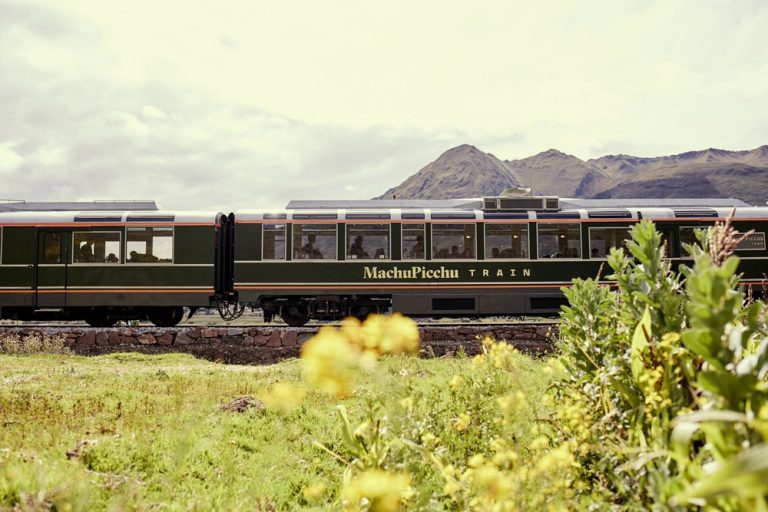 How to travel from Cusco to Machu Picchu?