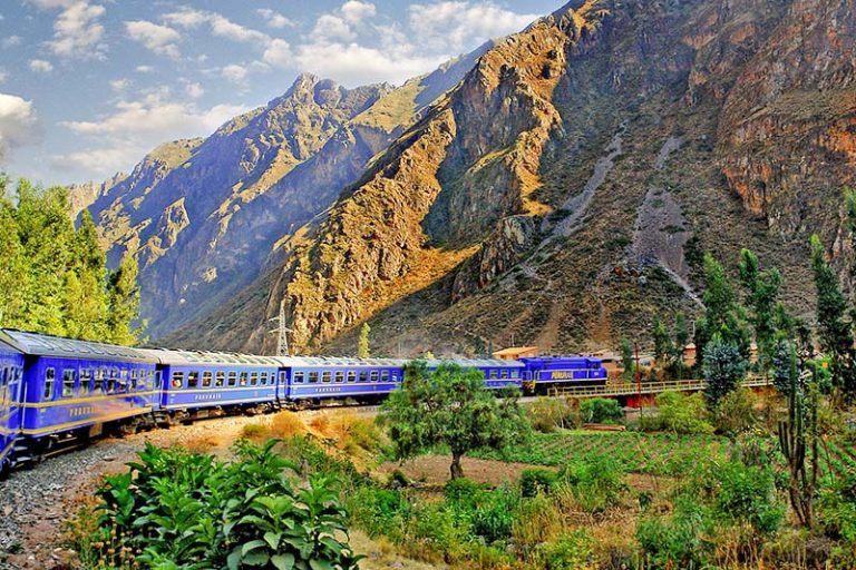 Effortless Travel: Ollantaytambo to Machu Picchu by Train with Peruways