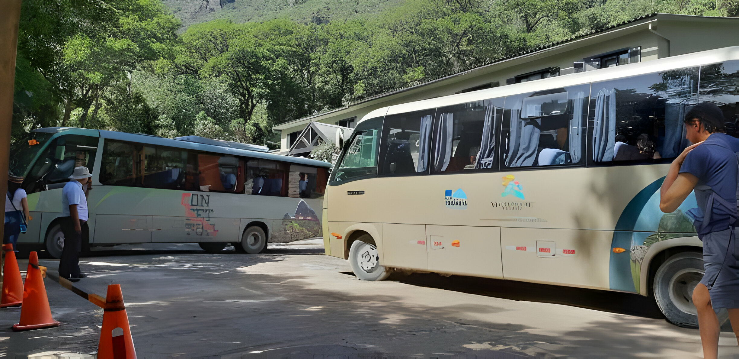 Convenient Transport: Exploring Machu Picchu by Bus with Peruways