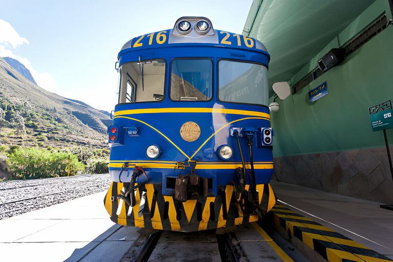 Scenic Rail Adventure: Ollantaytambo to Aguas Calientes with Peruways