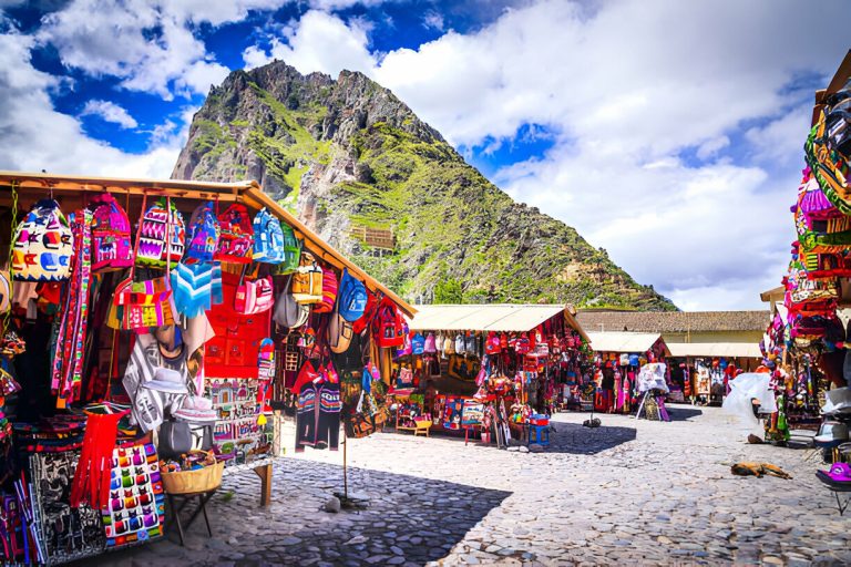 Ollantaytambo Market: Local Handicrafts and Souvenirs
