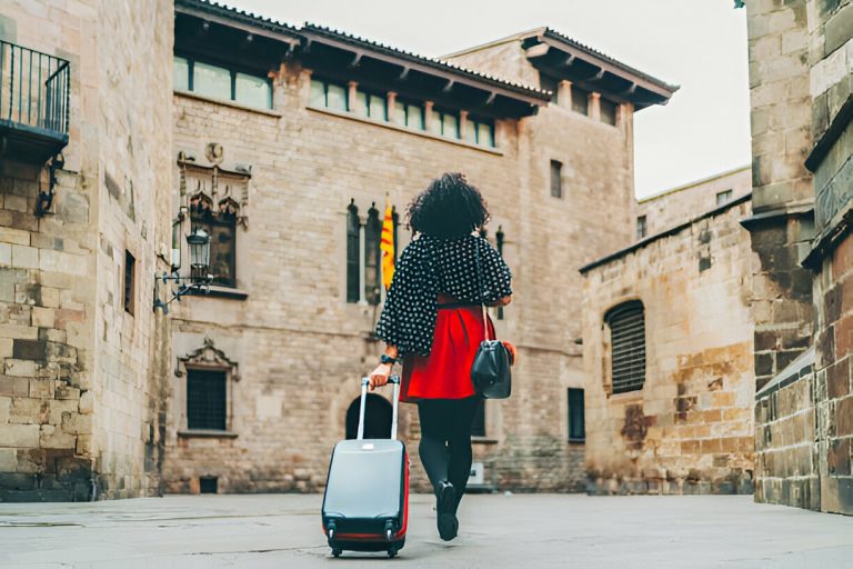 Solo Travel Guide for Beginners: What to Expect